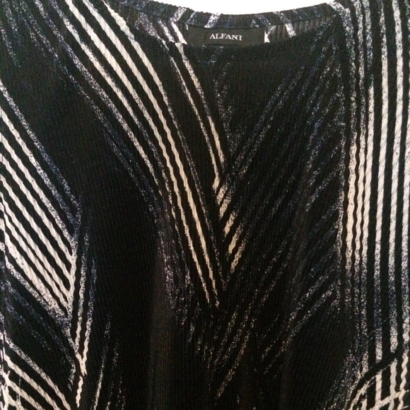 Alfani navy & white accordion type blouse - Picture 3 of 7